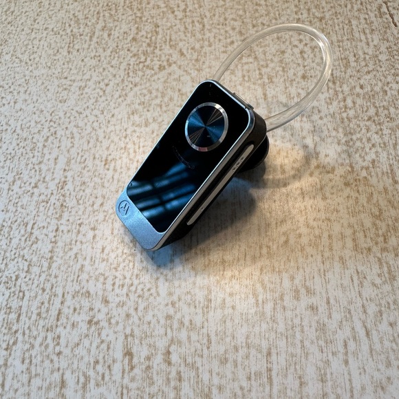 Motorola Bluetooth Earpiece - Picture 2 of 6